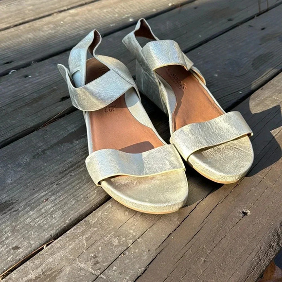 Gentle Souls by Kenneth Cole women’s Gisele two band gold sandals size 6 - Picture 1 of 7